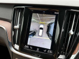 【360&deg;ビューカメラ】4台の高解像度カメラで360度の鳥瞰図を表示。隣の車や壁、死角にある障害物などを画面で確認できるため、狭いスペースでの駐車・出入りも安心です。