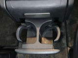 運転席には大きさを選ばないドリンクホルダーがあります☆