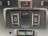 両側パワースライドドアです。両手が荷物でいっぱいの時、どちらからでもドアの開閉がラクラクです♪安全装置も付いているので、お子様の乗り降りも安心の便利機能です。