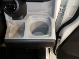 運転席の届きやすいところにドリンクホルダーがついています。視線をそらすことなく手に取れるので運転に集中できて安心ですね。