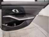 当社BMW認定中古車は全車保証付きでございます。また保証料金や整備費用はお見積書内の諸費用・税金に追加計上する事はございません。認定中古車保証付きのお支払総額でお見積りご依頼の上、他店とお比べください