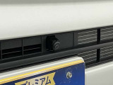【全方位モニター用カメラ装着車】クルマの前後左右に4つのカメラを設置。対応ナビゲーション(販売会社装着アクセサリー)を装着すれば、クルマを真上から見たような映像などを映し出す全方位モニターに