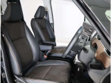 ●フロントシート!運転席は高さの調節も可能!アームレストもあるので快適に運転できます!●