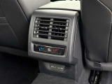 運転席・助手席・後席で個別に温度調整が可能な3ゾーンフルオートエアコン。乗る人それぞれに快適な空調を提供します。