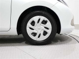 タイヤサイズは(185/65R15)でキャップ付きスチールホイールです。