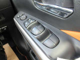 運転席ドアには各ウインドウの集中操作が可能となっています。