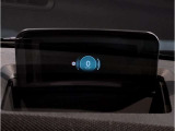 【ヘッドアップディスプレイ】現在の車速表示や目的地へのルート案内やメディア関連のリストを表示する事が可能です。視線移動を減らす事によりドライブに集中して頂けます。