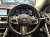 BMWのステアリングのリムは、一般的なものより少し太めにデザインされています。 これはタイヤやステアリングシャフトなどを介して伝わる路面からの入力を、しっかりと把握するためです。