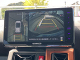 駐車や後退時の安全をサポート。映像をチェックしながら、スムーズにバック操作を行えます。