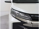 【オートマチックハイビーム】対向車や先行車をカメラで検知し、ハイビームとロービームを自動で切替え、夜間の歩行者などの早期発見をサポート。切り替え忘れを防ぐほか手動操作の煩わしさも軽減します。