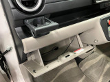 グローブボックスなどの多彩で便利な収納が設けられています。