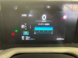 見やすいスピードメーターと中央にはモニターがあり車の設定やタイヤのアングル確認もできます!!