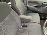 フロントシートにはセンターアームレスト付き、長時間の運転で疲れた腕を乗せてください。