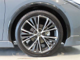 純正のアルミホイール装着車です。タイヤサイズは195/50R19です。