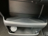 スマホなどがおけるスペースがあります。