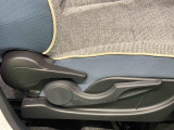 運転者の体格に合わせて運転席の座面の高さ調整ができるシートリフターが付いてます