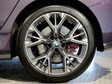 【BMWアロイホイル】軽量かつ強度に拘ったアロイホイル。走行性能ポテンシャルを引き出す設計。車の足元を引き締めてくれる大きなポイントはアロイホイルです。