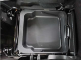 濡れた荷物も載せられる助手席アンダートレー搭載。