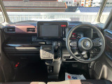 レッドを基調としたコンテナ風の遊び心と上質さを融合したインパネ。欲しい情報をフロントガラスへ映す【ヘッドアップディスプレイ】、安全運転に貢献します!