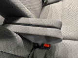 運転席・助手席センターアームレストが付いてます♪