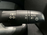 車外の明るさに応じでライトを点灯、消灯してくれるオートライト機能です☆お天気の良い昼間のトンネル走行などオートにしてると便利で安心です☆エンジン停止時にライトの消し忘れも無くなります☆