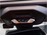 【SOSコール】車両の通信システムにより、SOSコールを発信することが可能です。また、エアバックの開くような大きな事故の場合は自動で通信を開始します。もしもの時にも安心です。