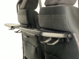 運転席・助手席の背もたれには、2列目シート用にカップホルダー付きの「格納式のシートバックテーブル」を装備しています。休憩時のちょっとした時間などカップを置いたり、小物置きに使えて便利です。