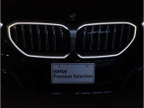 【BMWの伝統】BMWの特徴的な&ldquo;キドニーグリル&rdquo;は、80年以上続く伝統の形でございます。変わらないこだわりのデザインが、プレミアムブランド&ldquo;BMW&rdquo;を創り出します。