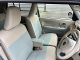 【フロントシート】インパネにシフトが付いているので足元広々!運転席から助手席の移動も楽々♪どちらからでも乗り降り出来るので、狭い場所の乗り降りも楽ちんですよ♪