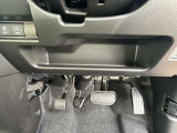 運転席側のインパネアンダートレーです。