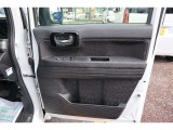 【運転席内ドア 】ミラー操作やウィンドウ開閉スイッチはドライバー目線で配置され、快適な操作性を実現!