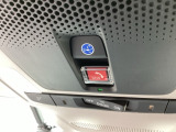 【SOSボタン】体調が悪くなったときや、事故に遭遇したとき、あおり運転にあっている時など、緊急時にボタンを押すと緊急サポートセンターにつながり、オペレーターが警察・救急への取次ぎを行います。