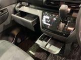 便利な収納スペースがたくさん用意されており、車内はスッキリしております。