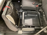 助手席の下には脱着式のバケットがございます。洗車用具を入れたり小物を隠したりと便利で色々な使い方ができます。
