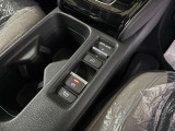 ワンタッチでサイドブレーキをかけられる電子パーキングブレーキとブレーキホールドボタンを搭載しています♪