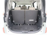 広々としていて、荷物が載せやすいトランクルームですよ(^^)/三列目シートを収納すれば、更に広くお使い頂けますよ♪