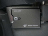 パワーウィンドウを装備しております。運転席側はオート機能付きで、スイッチを奥まで押す・引くことで、窓が自動で全開・全閉します。