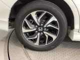 純正アルミホイールです。足元が引き立つので、車全体のイメージがアップしますよ!