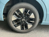 純正アルミ装備。タイヤサイズ205/60R16です。