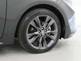装着タイヤサイズは、215/45R17です。純正アルミホイールを装着しております。