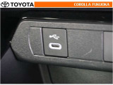 ポータブルオーディオなどの機器を接続して、車両のスピーカーで聞くことができます。