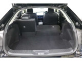 シートは片方だけ畳めるので、荷物の多さや乗車人数にあわせてフレキシブルにアレンジできます。後部座席に乗車しながら長尺物もつみこめます。シートを倒してしまえばフラットな大空間が現れます。