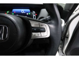 Hondaセンシングの機能のひとつ、アダプティブクルーズコントロール付!アクセルから足を離しても設定したスピードと前車との車間を保ち走行してくれます!車線維持もアシスト☆高速道路で疲労軽減ですね☆