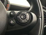 ステアリングから手を離さず、オーディオや各種機能を手元で操作できるステアリングスイッチを装備。
