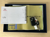 メンテナンスノート【点検整備記録簿・保証書】、取説も揃ってます。スマートキーはバッグなどにしまったままボタン操作でエンジン始動・停止やハイブリッドシステムの起動や停止ができて大変便利です