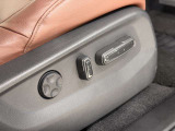 運転席の電動シート操作部です。