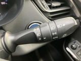 操作しやすいウインカーレバーです。安心して車線変更を行えるよう、操作感にもこだわっています。オート機能も便利です。