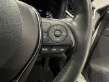 ステアリングスイッチ付きで、運転中に視線を前に向けたまま操作できます。