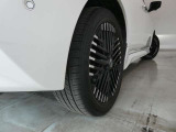 リヤタイヤの溝も十分に残っております。タイヤサイズは215/50R17となっております。