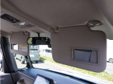 【バニティミラー】運転席、助手席共にサンバイザーにバニティミラーを装備。
